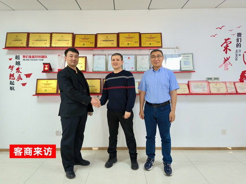 熱烈歡迎哈薩克斯坦客商蒞臨華礦集團(tuán)(tuán)參觀(guān)并簽訂戰(zhàn)(zhàn)略合作協(xié)(xié)議